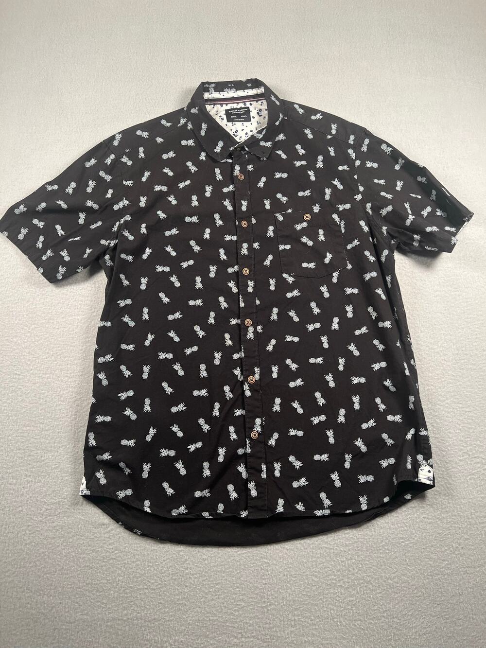 Sunrise Kingdom Men’s L Black Pineapple Short Sleeve Button Up Shirt Tropical